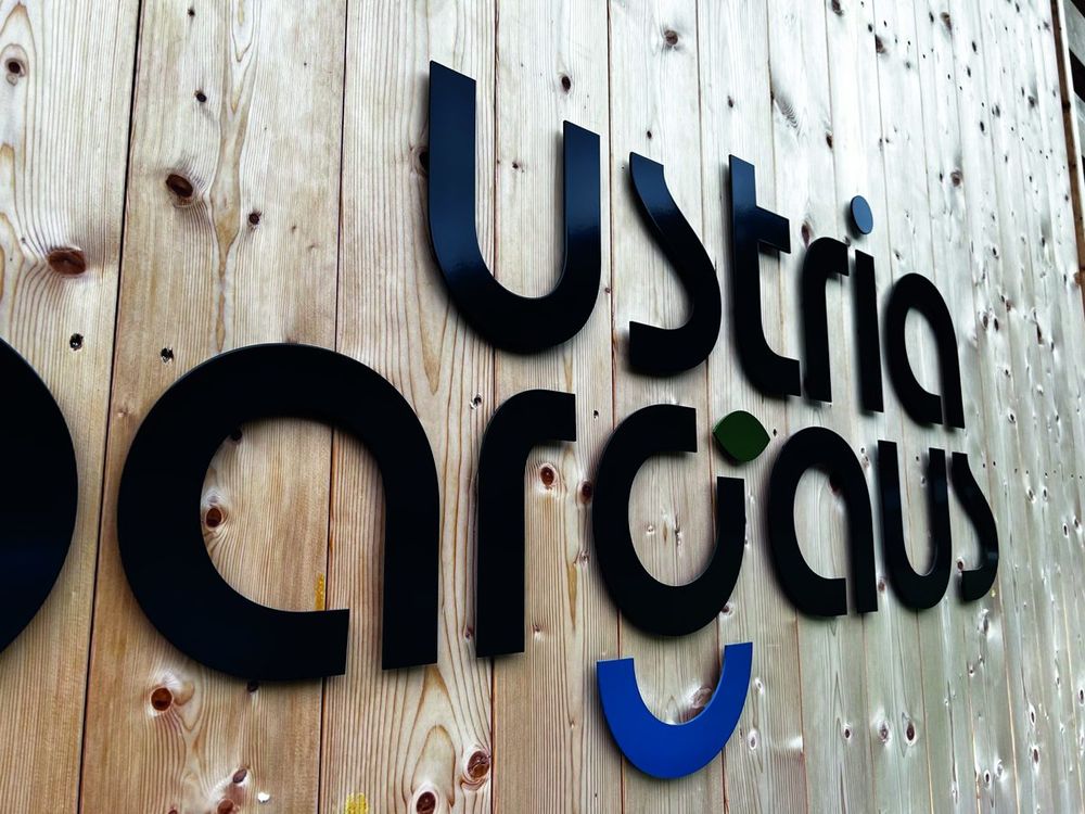 Ustria Argaus – 3D-Buchstaben auf Holzfassade