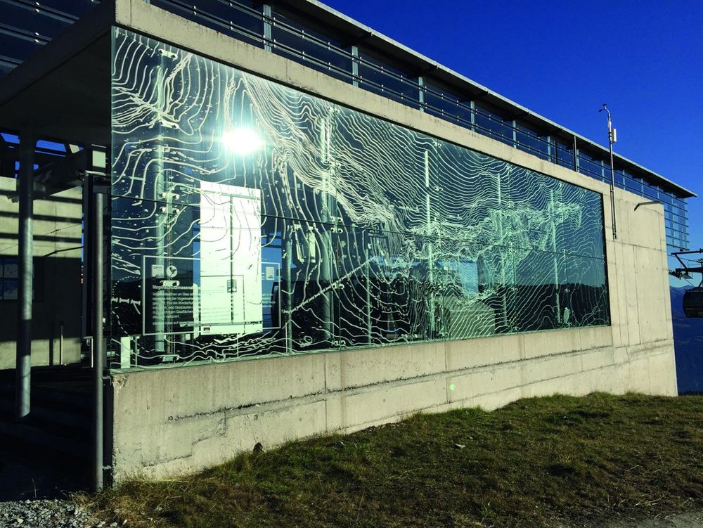Glasdekoration Bergstation, Höhenlinien-Motiv